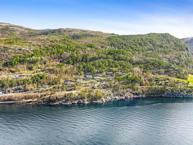 Eiendommen ligger flott til i et etablert og attraktivt hyttefelt ved Hardangerfjorden