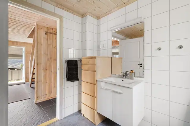 Moderne og romslig, plassert i første etasje, med lyse fliser på vegger og gulv