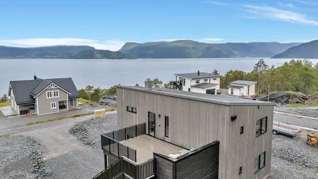 Beliggenheten gir deg også enkel tilgang til lokale fasiliteter, med Jondal sentrum kun ca. 8 minutters kjøretur unna. I Jondal er det både barnehagen og barne- og ungdomsskole