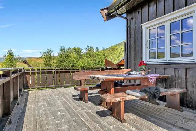 - Nyt de fine sommerdagene i trivelige omgivelser på terrassen som byr på nydelige solforhold -