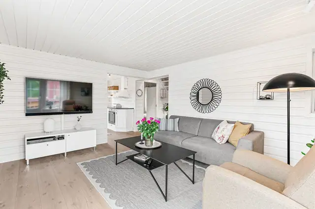 - Lys og innbydende stue som gir god plass til sofakrok -