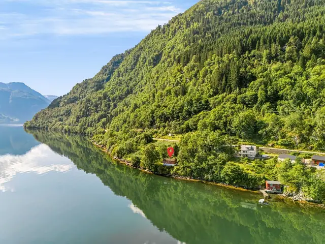 - Enebolig med landlig og usjenert beliggenhet på Nå i Sørfjorden, med vakker fjordutsikt og nærhet til sjø, natur og friluftsliv.  -