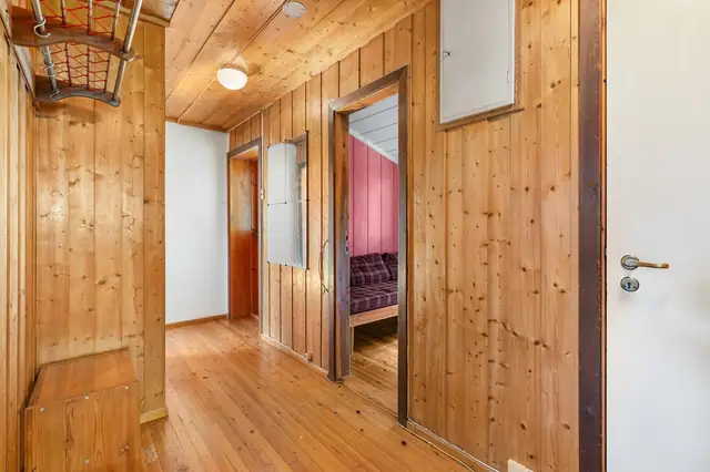- Eneboligen går over to plan og har et BRA-I på 92 m² -
