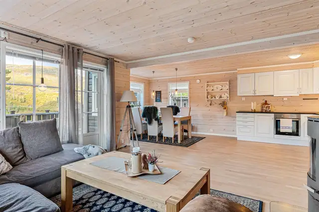 - Lys og innbydende stue med lun og hyggelig hytteatmosfære -