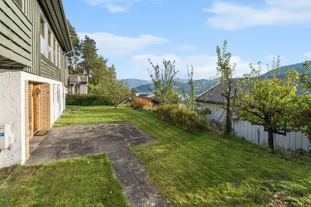 Fra døren i underetasjen er det kort vei ut på hellene og videre til plenen.