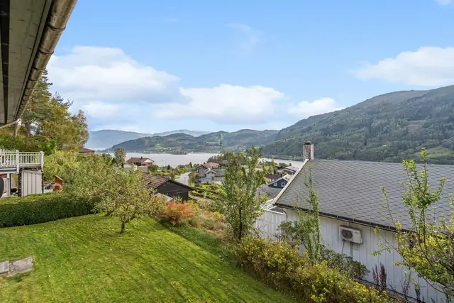 Hagen har utsyn over nærliggende bebyggelse, med fjorden og fjell som bakgrunn.