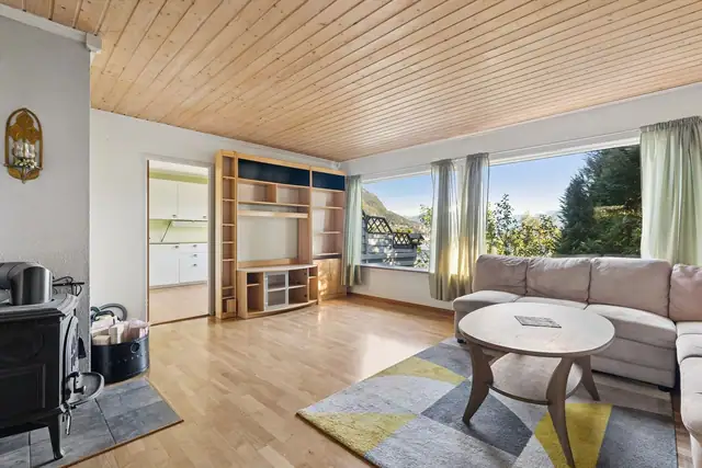 - Store vindusflater som slipper rikelig med sollys inn -